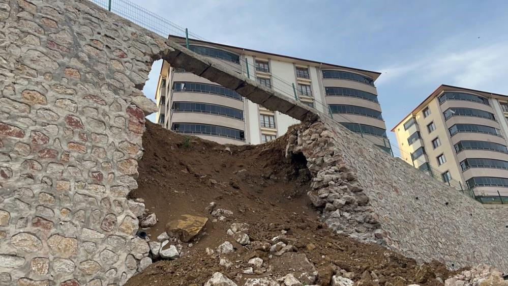 Bayburt’ta çocuk parkının istinat duvarı çöktü, alanda boşluk oluştu