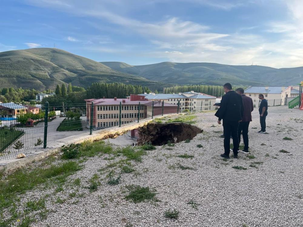 Bayburt’ta çocuk parkının istinat duvarı çöktü, alanda boşluk oluştu