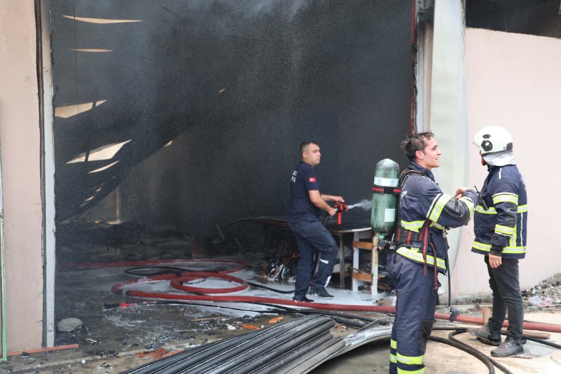 Adana’da korkutan yangın: Mobilyacıda başladı, müstakil eve sıçradı