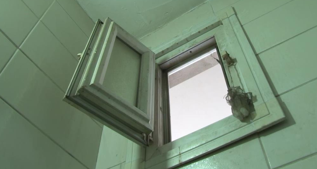 Esenyurt’ta dükkana tuvalet penceresinden giren hırsız pes dedirtti