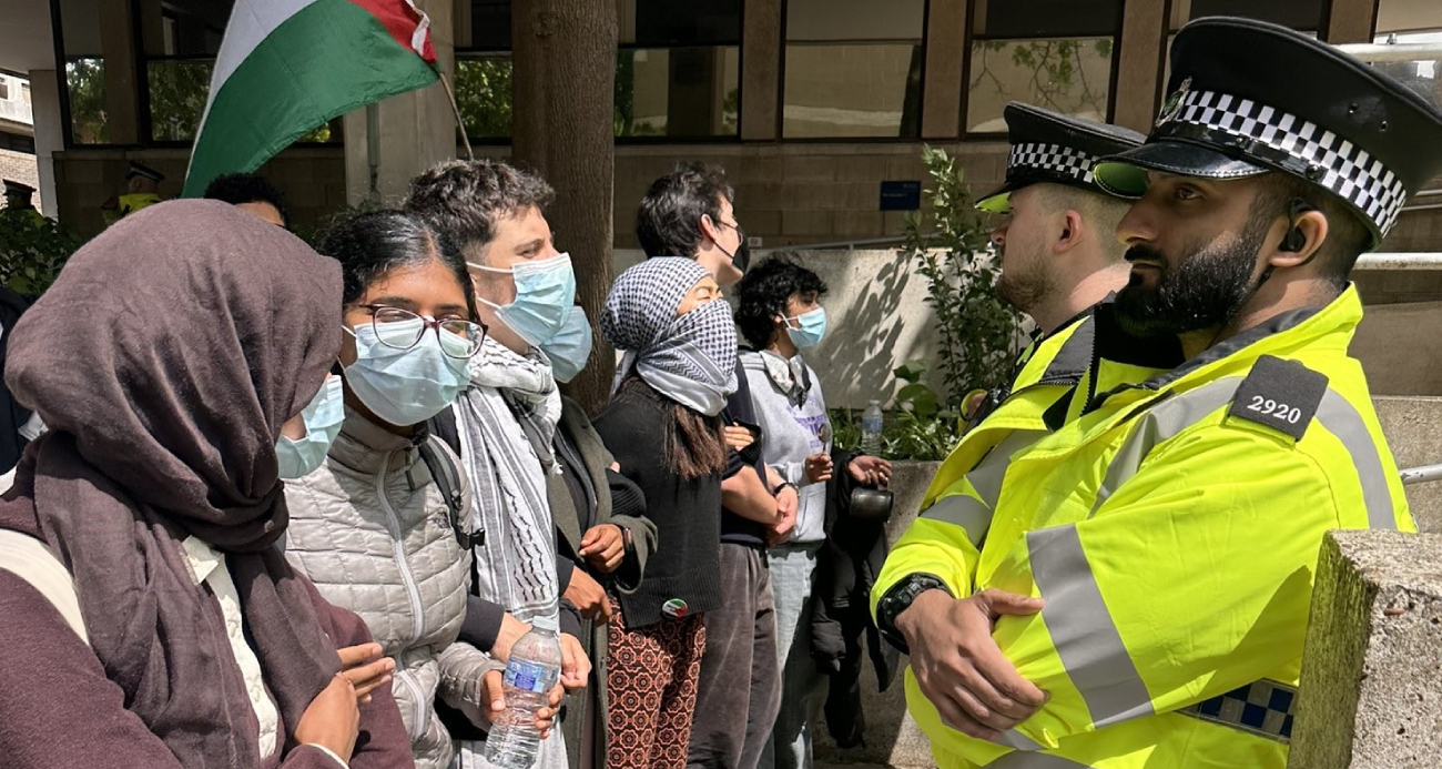 İngiltere’de Oxford Üniversitesi’nin İsrail ile mali ilişkilerini kesmesini talep eden bir grup öğrenci, rektörlük binasında oturma eylemi yaptı.