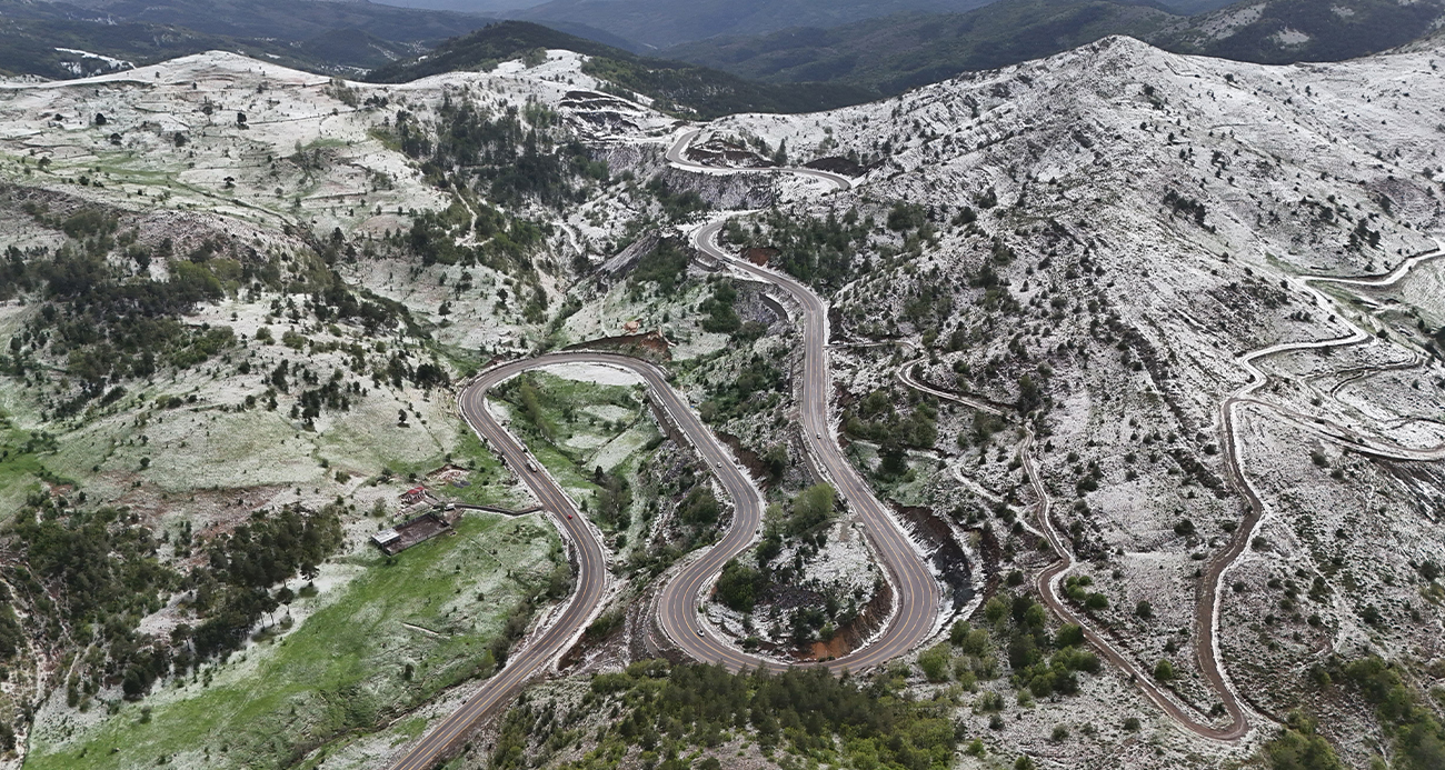Dolu yağışı Pekün Dağını beyaza bürüdü