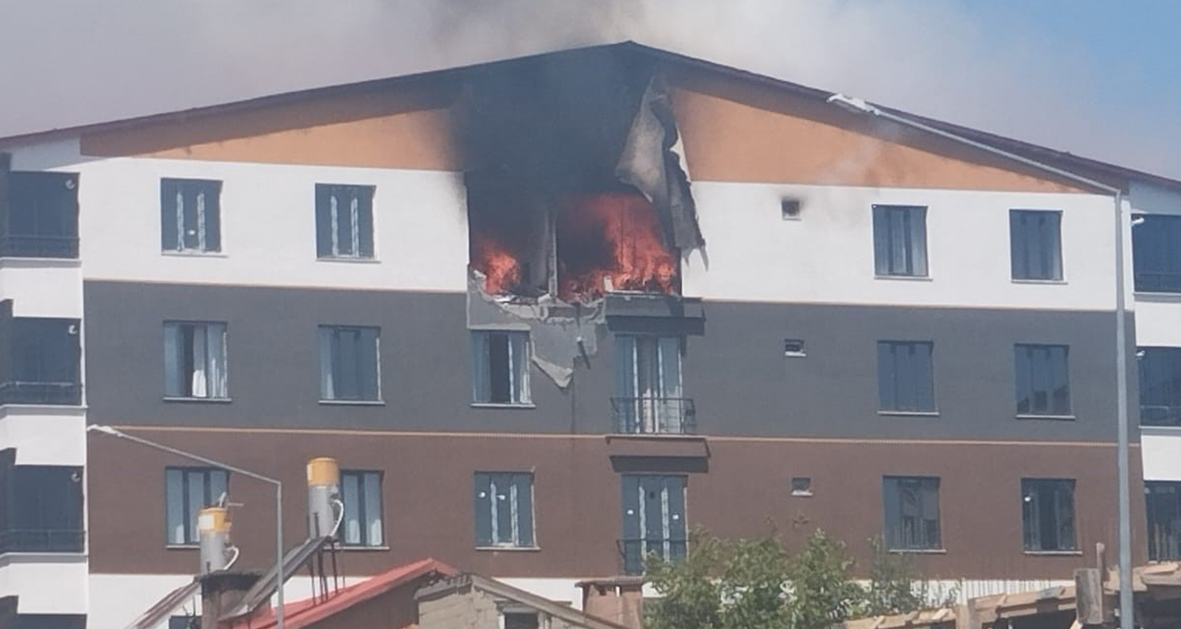 Tatvan’da şiddetli patlama: Alevler daireyi sardı