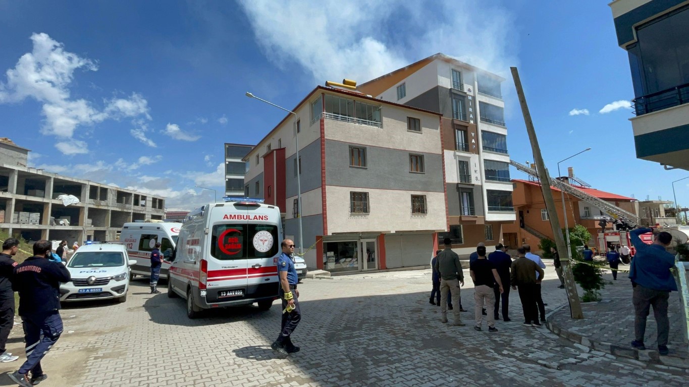 Tatvan’da şiddetli patlama: Alevler daireyi sardı