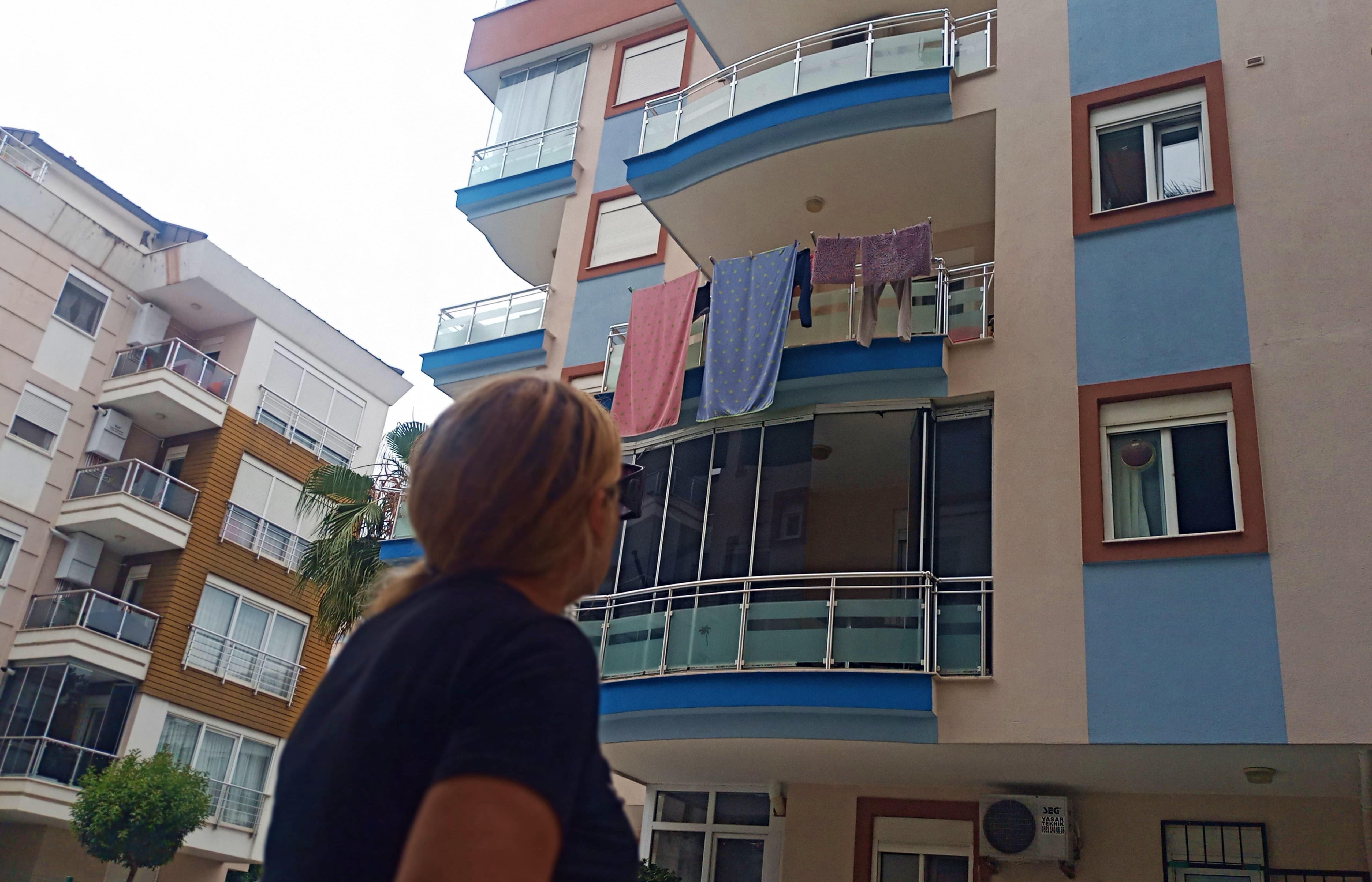 Rus ev sahibi, kiracısını çıkaramayınca aynı binanın deposunda yaşamaya başladı