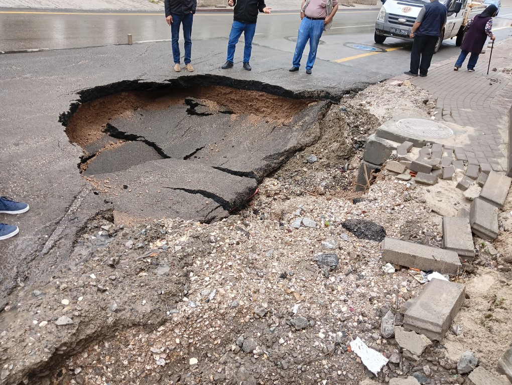Ankara’da şiddetli yağışta bazı yollar çöktü