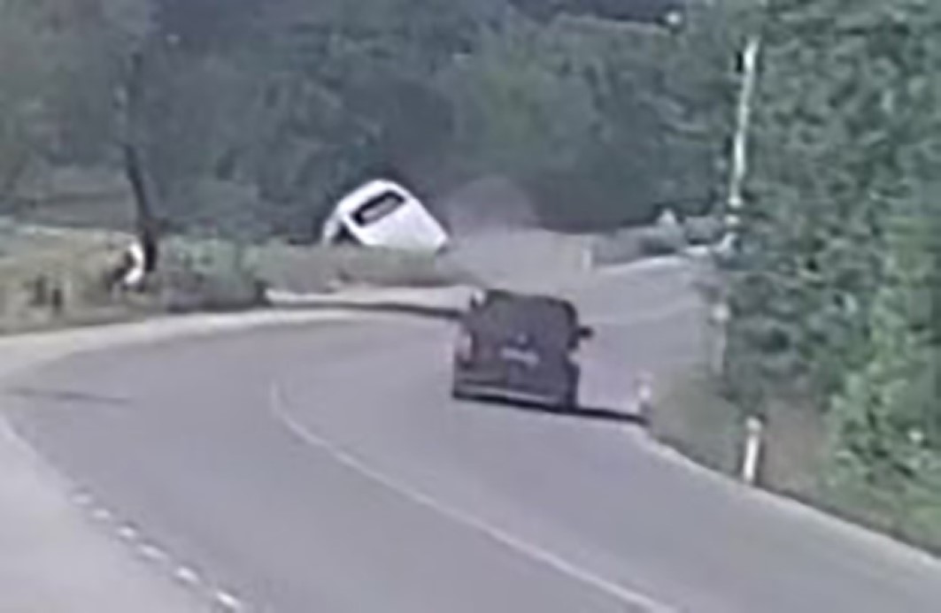 U dönüşü yapmak isteyen otomobil servis aracıyla çarpıştı: 6 yaralı