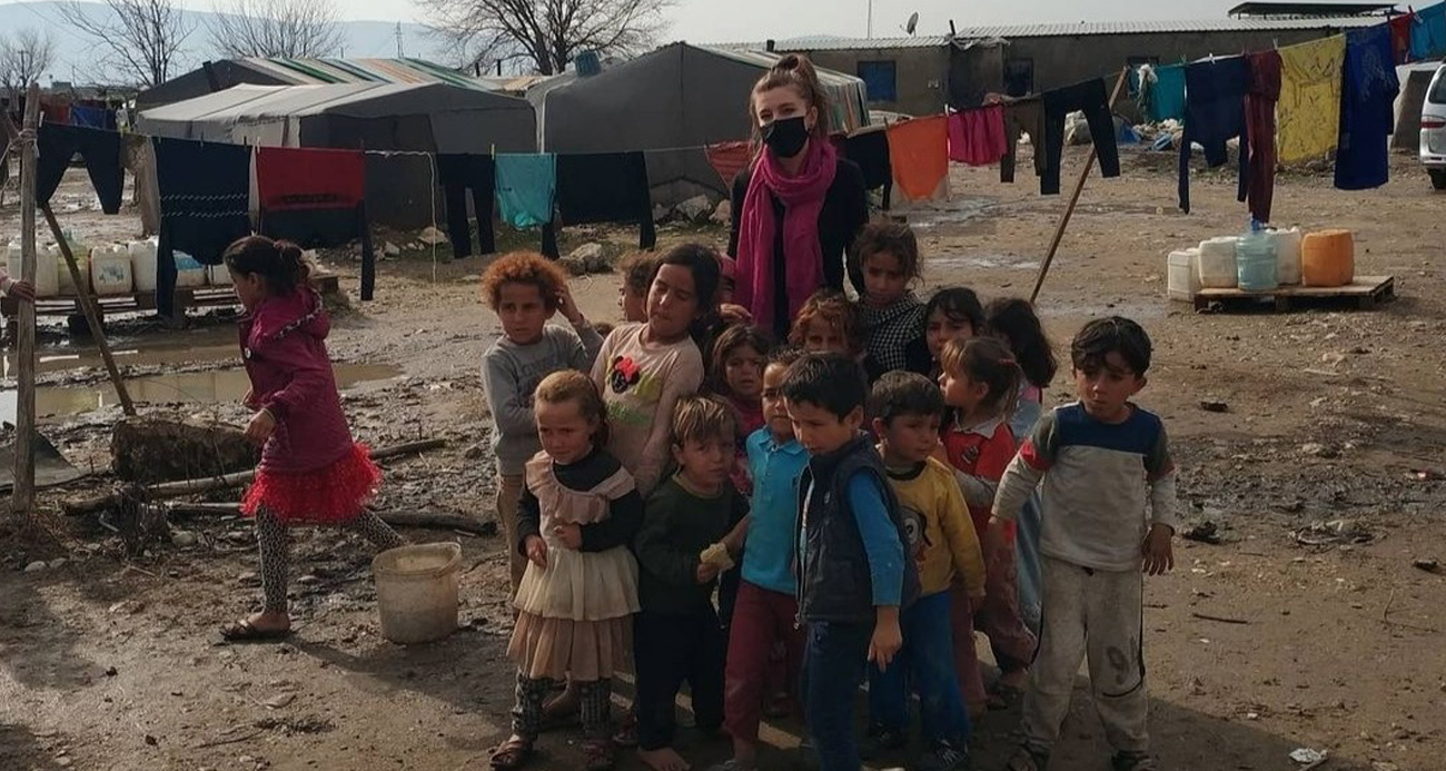 Saime öğretmenden örnek hikâye: Sanatın gücüyle mültecilere ve depremzedelere umut ışığı oldu