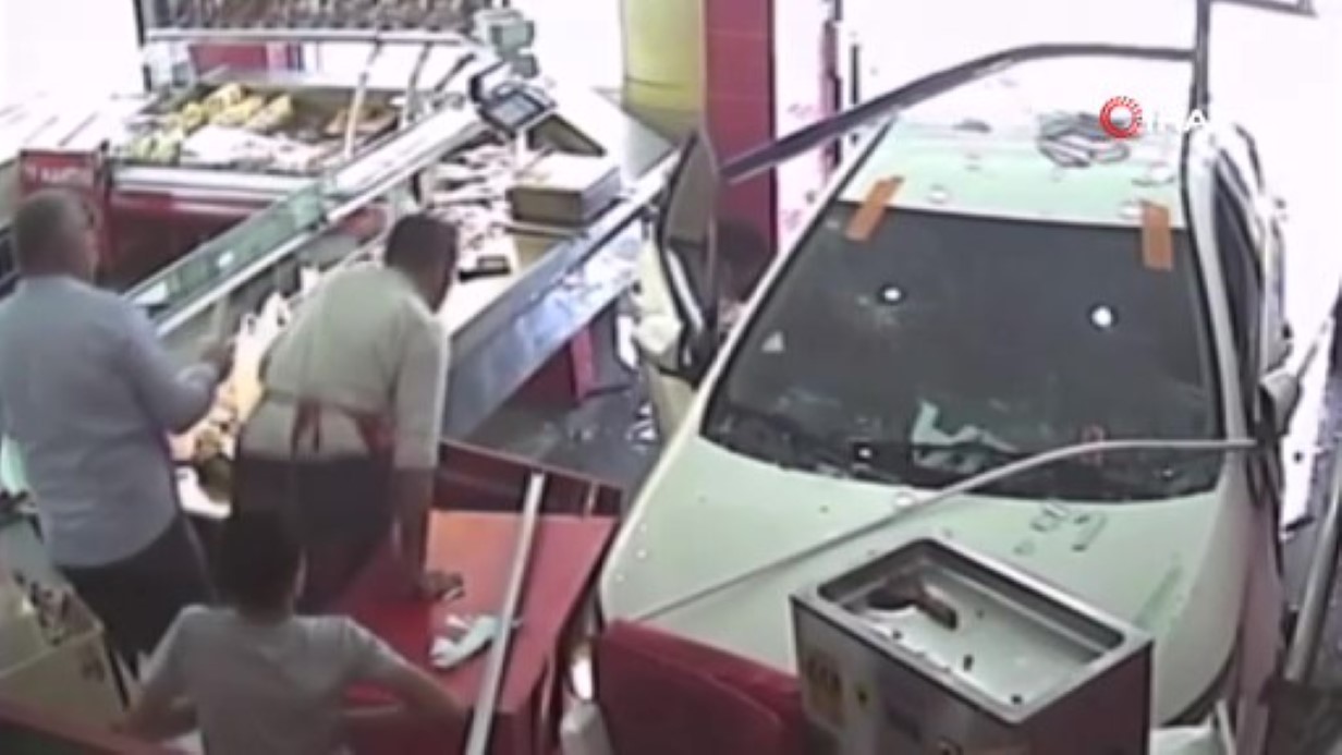 Diyarbakır’da bir otomobil kasap markete daldı: O anlar kamerada