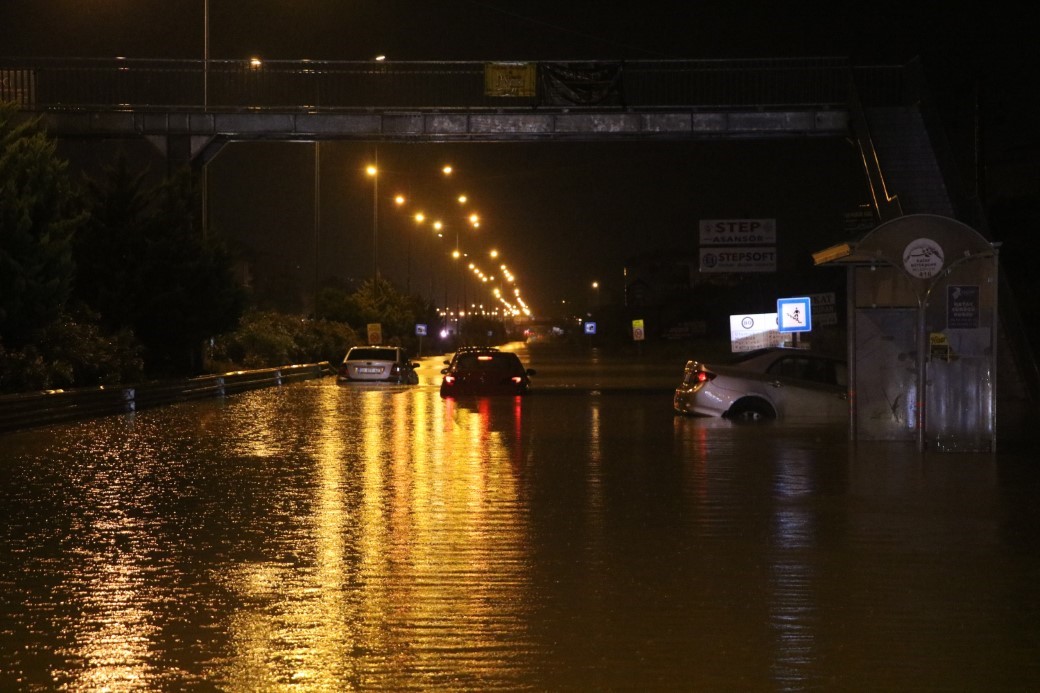 Hatay’da caddeler göle döndü, araçlar suya gömüldü