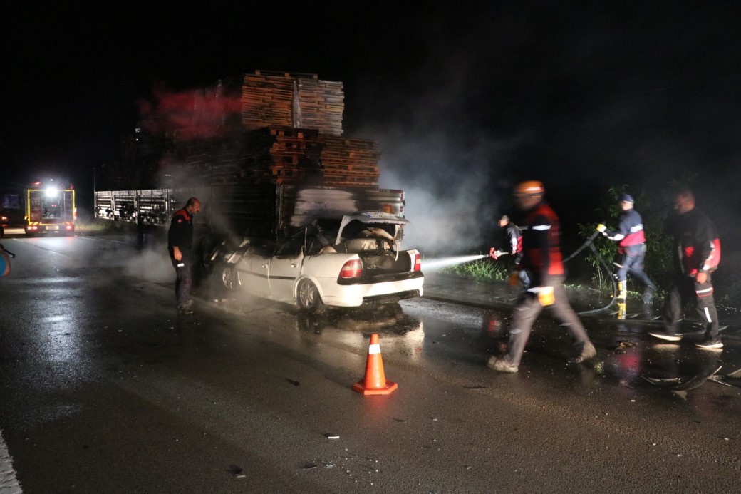 Tıra ok gibi saplanan otomobil alev alev yandı: 1 ölü İhlas Haber Ajansı