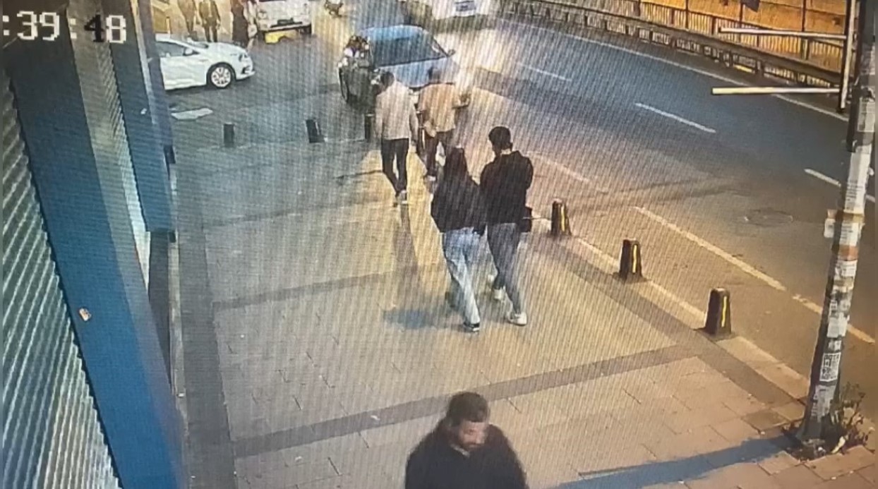 İstanbul’da film gibi olay: Sahte polisler korsan taksiciyi “aracı bağlarız” diye dolandırdı