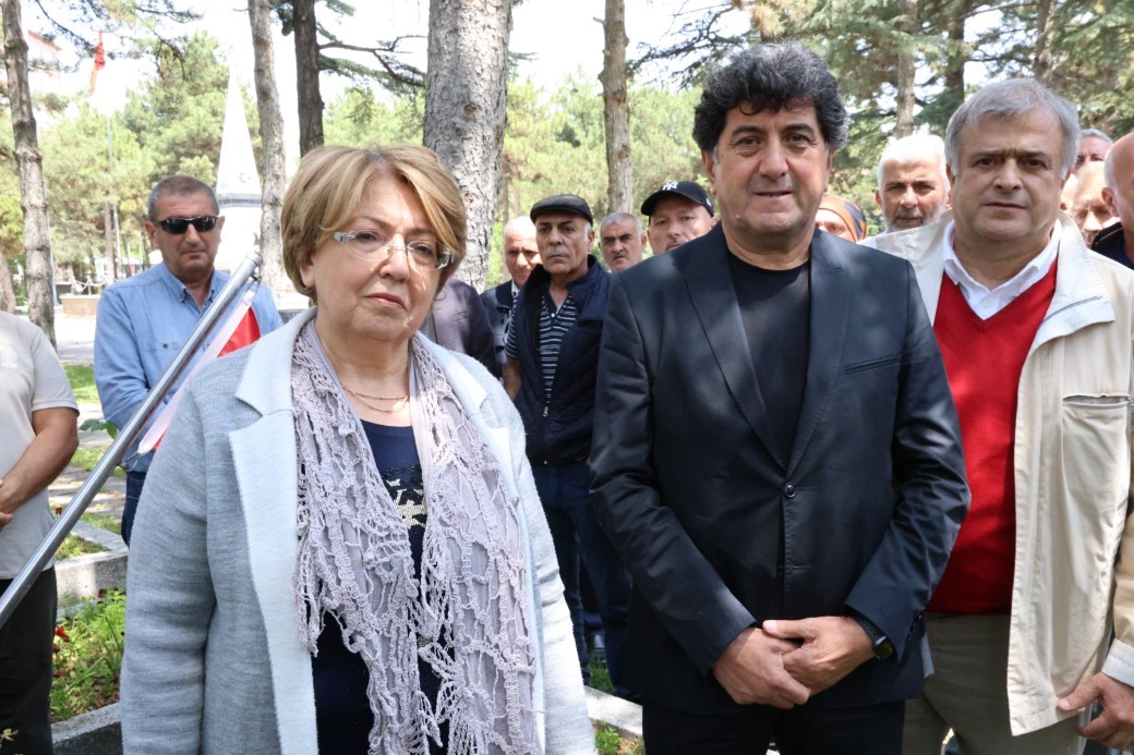 37 yıl önce şehit olan komutanlarını kabri başında andılar