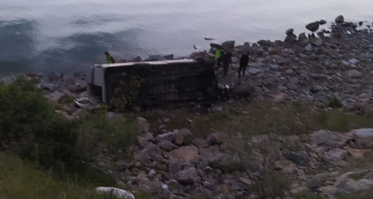 Tatvan’da minibüs şarampole yuvarlandı: 1 ölü, 11 yaralı