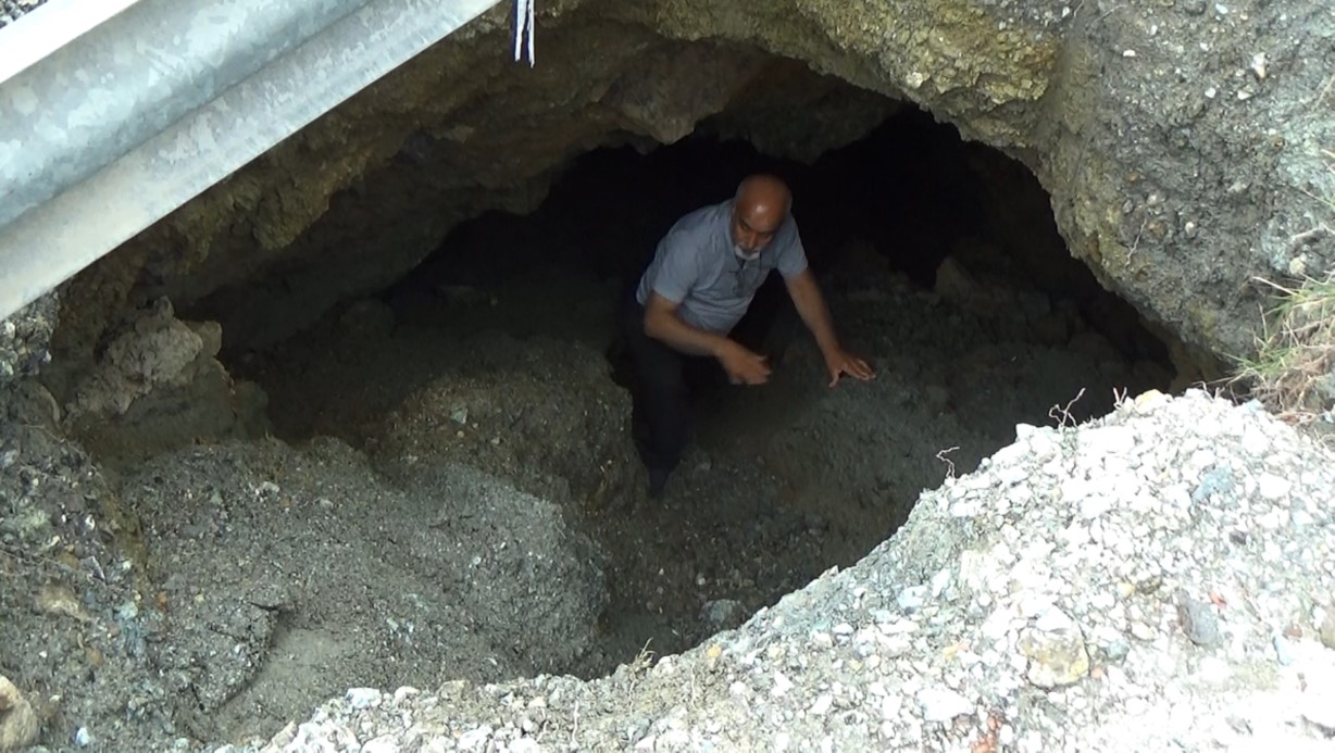 Çökmeyle birlikte ortaya çıkan devasa çukur merak uyandırdı