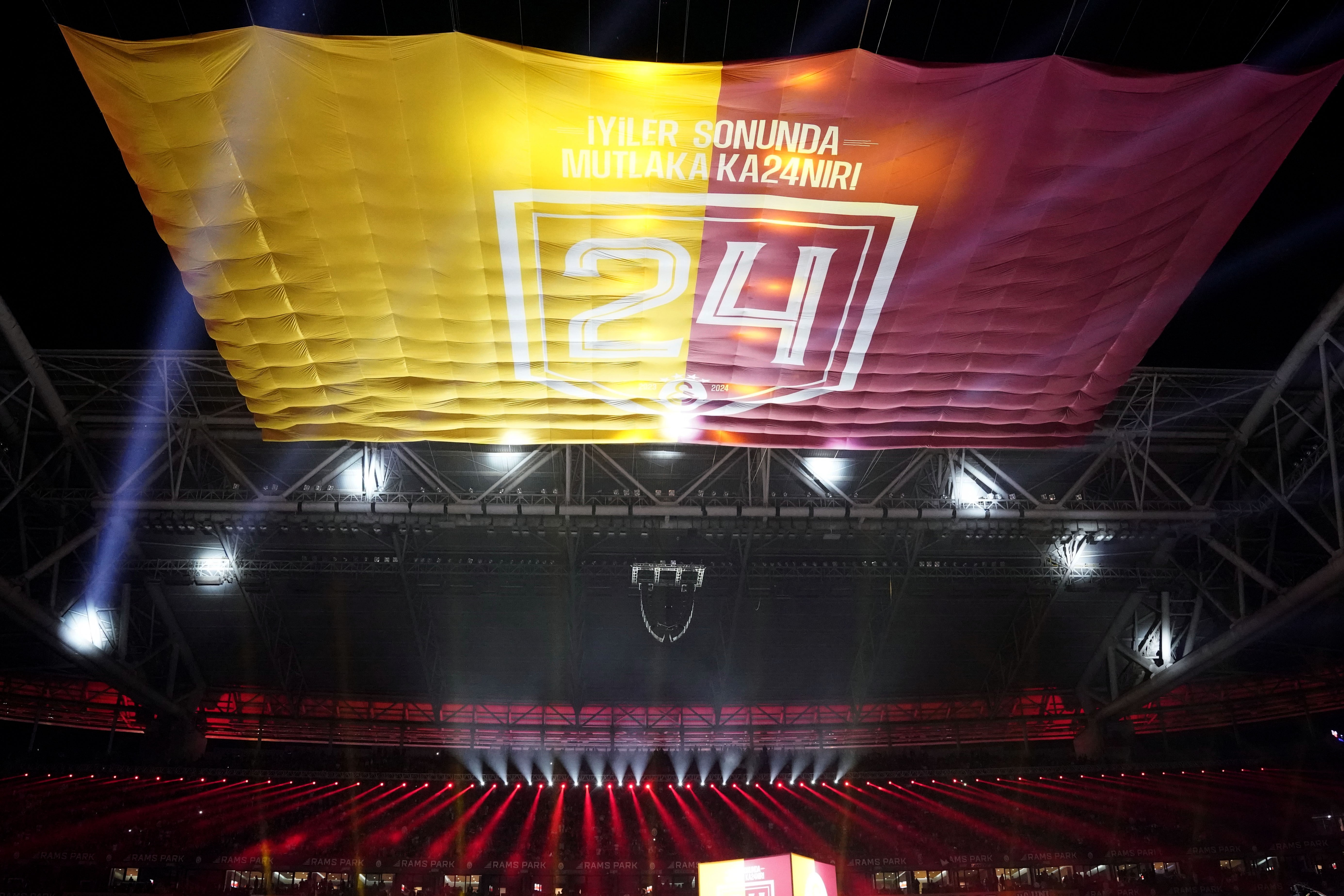 Galatasaray’dan 3 kupalı kutlama