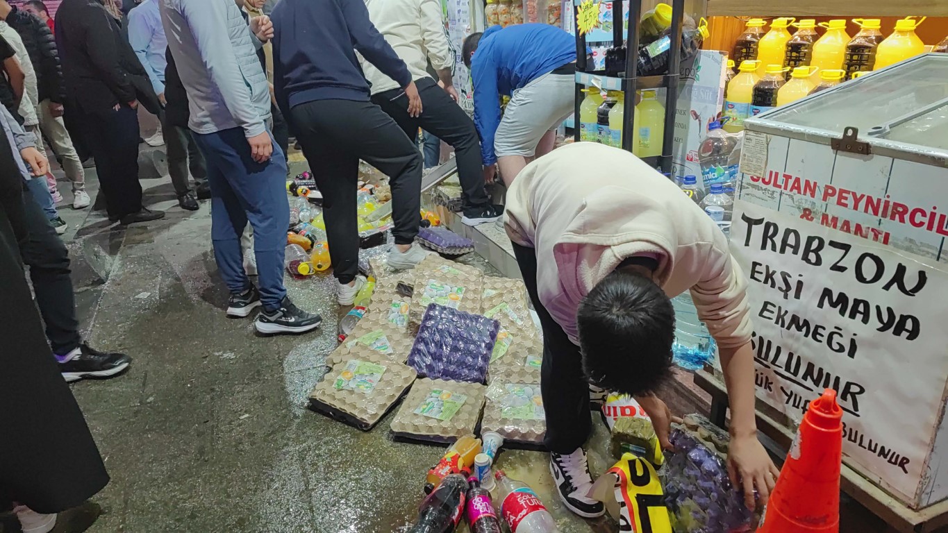 Sultangazi’de alkollü sürücü markete daldı, bir kişi ölümden döndü: O anlar kamerada