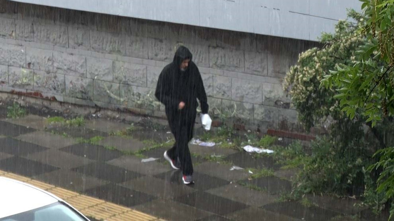 Ankara’da sağanak yağmur başladı