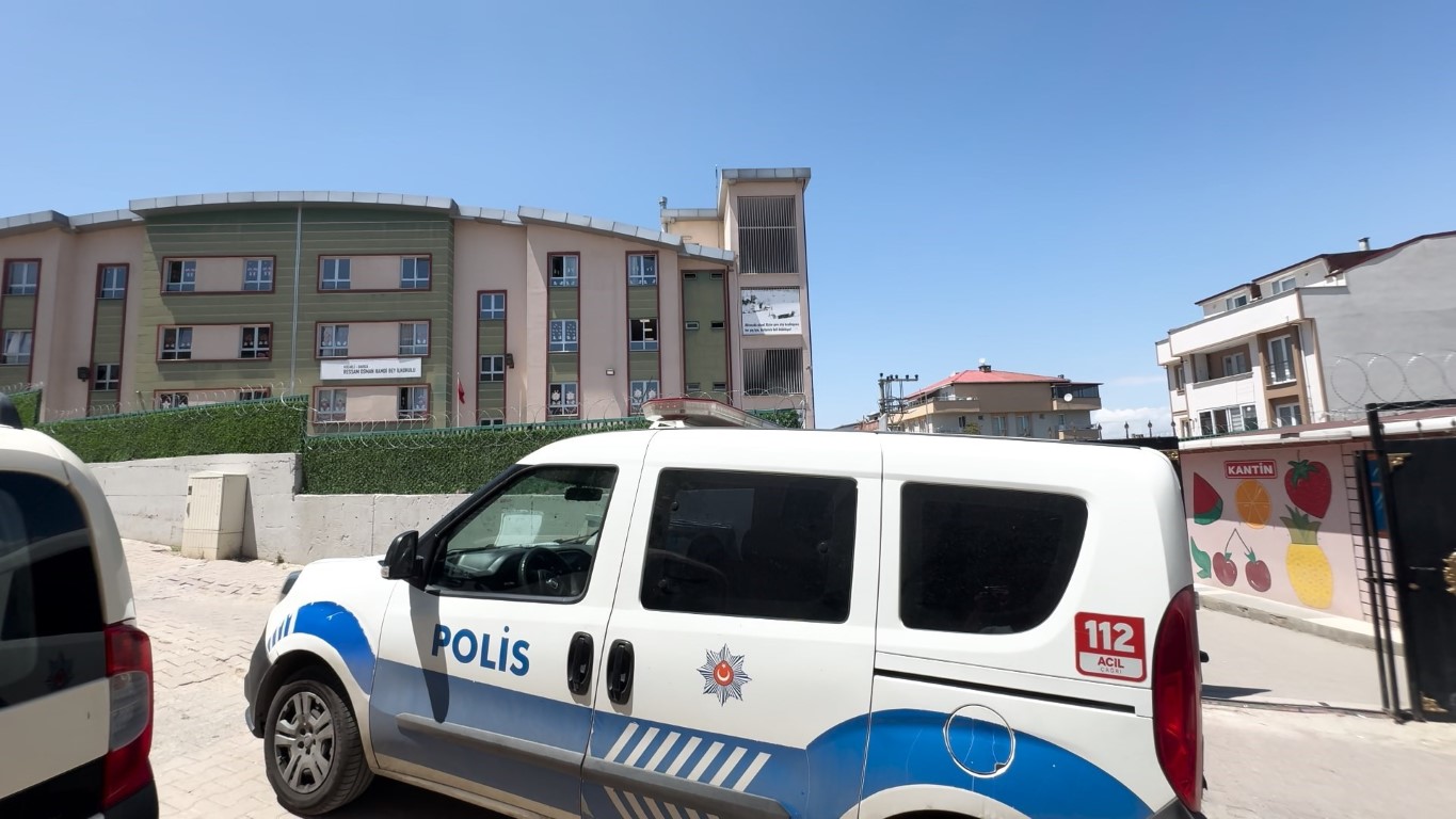 Veli öğrenci dolu sınıfı bastı: O anlar kamerada