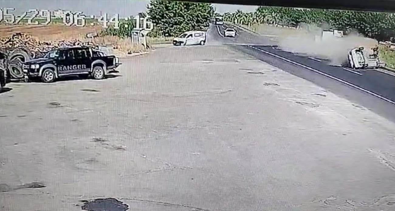 Şanlıurfa’da 3 kişinin yaralandığı kaza anı kamerada