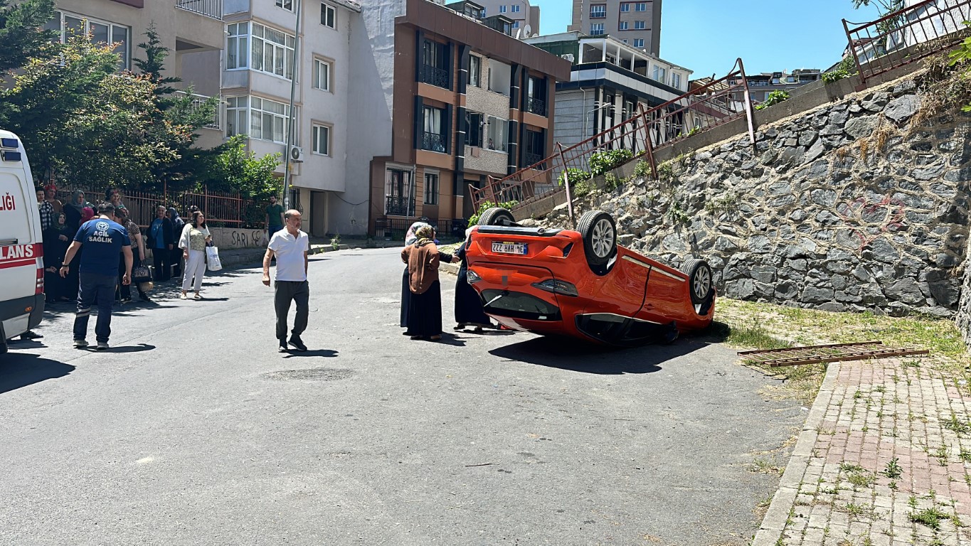 İstanbul’da akılalmaz kaza: Vitesleri karıştırınca aşağıya düştü, kardeşi gözyaşına boğuldu