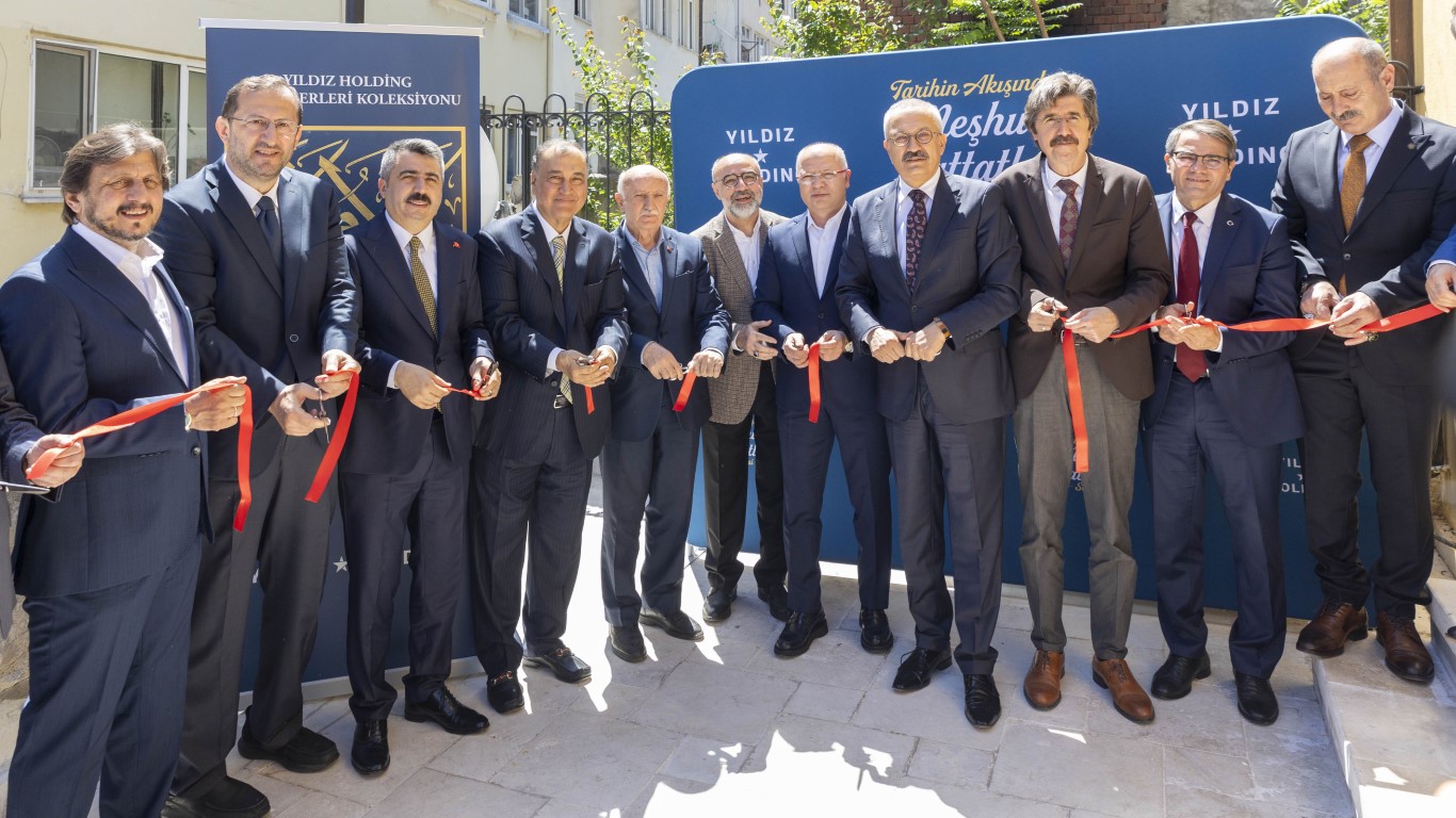 “Tarihin Akışında Meşhur Hattatlar” sergisi Bursa’da ziyarete açıldı