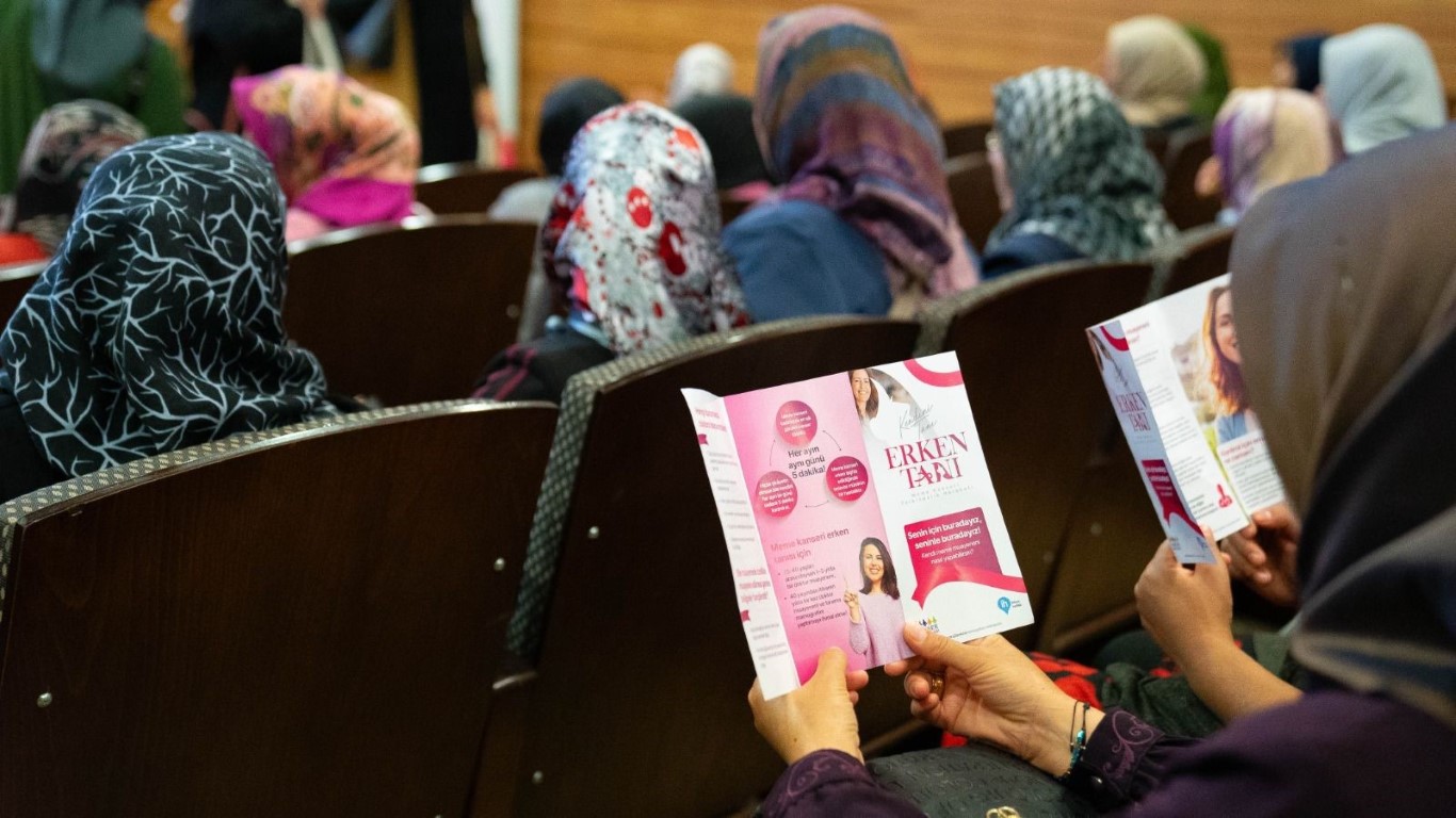 Gaziantepli kadınlar, meme kanseri farkındalık hareketi için bir araya geldi