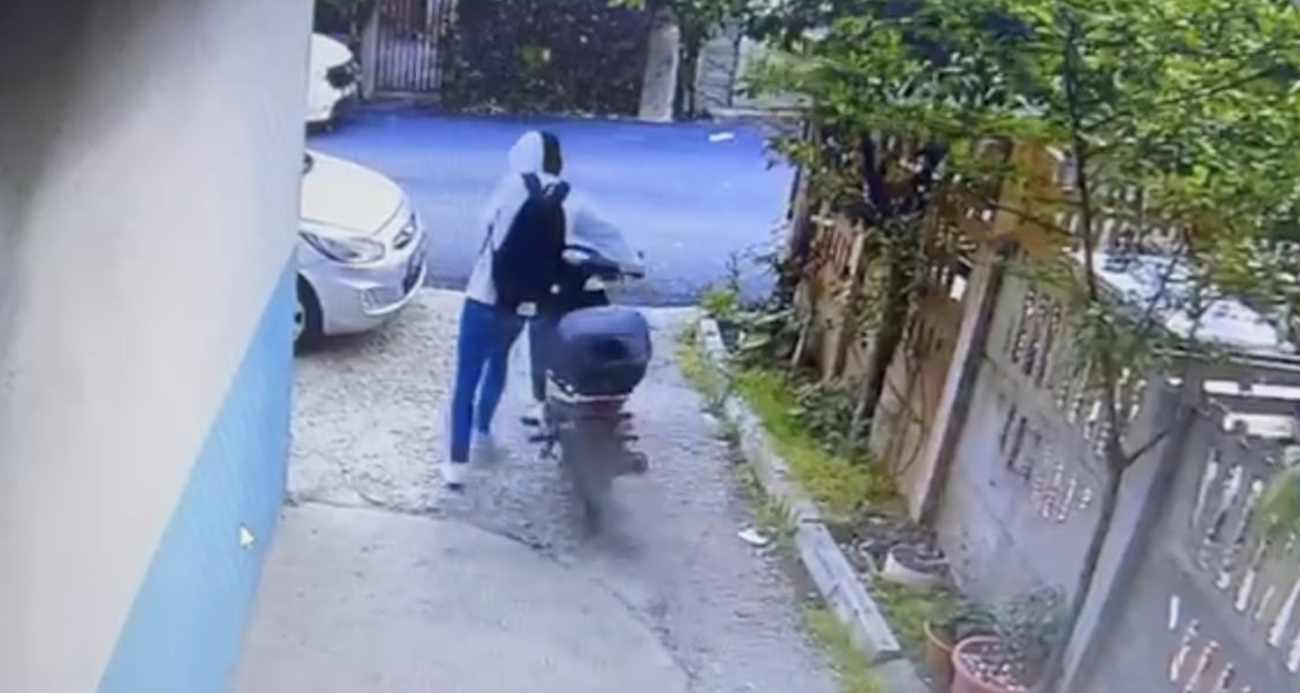 5 dakika içerisinde hem çevreyi kontrol etti hem de motosikleti çaldı