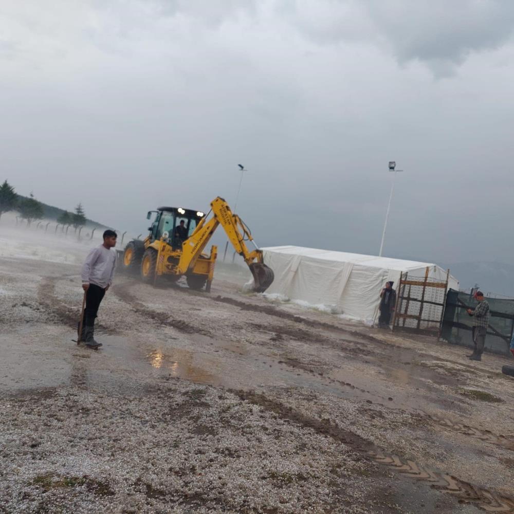 Dolu yağışı ekili arazileri beyaz örtüyle kapladı