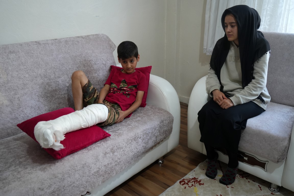 Köpeğin saldırdığı çocuk duvardan atlayarak bacağını kırdı