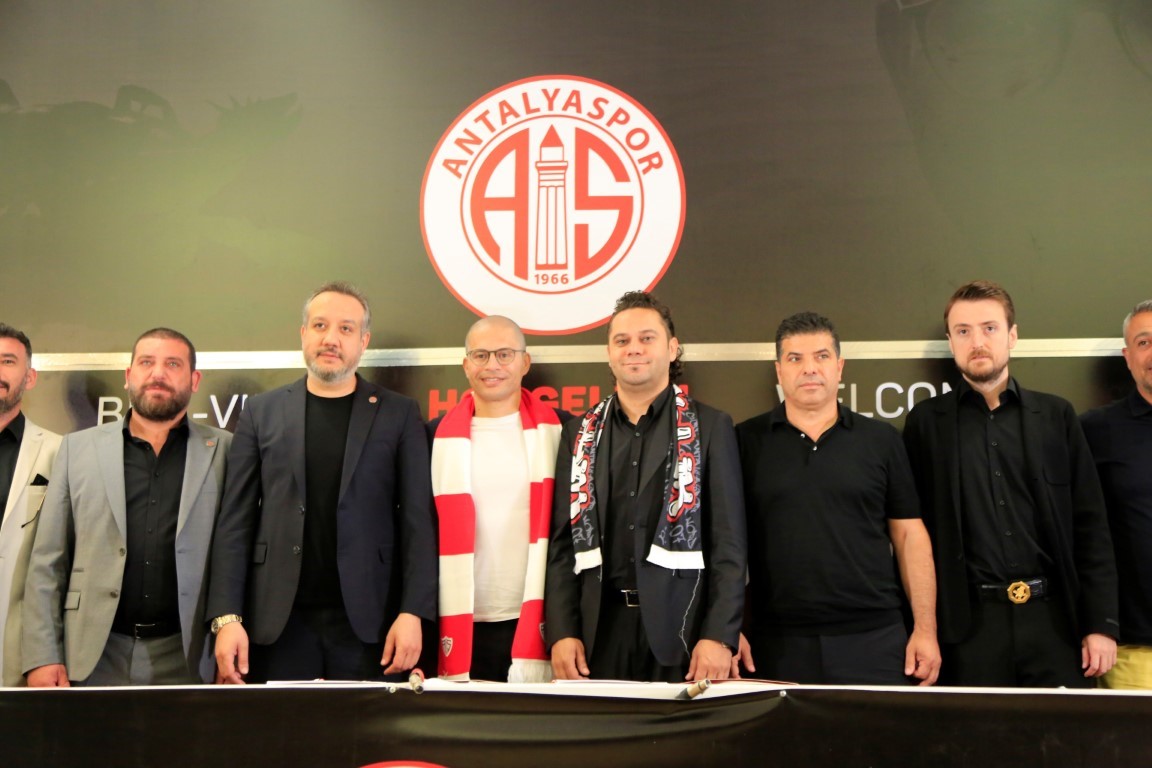 Alex de Souza, Antalyaspor ile 2 yıllık sözleşme imzaladı