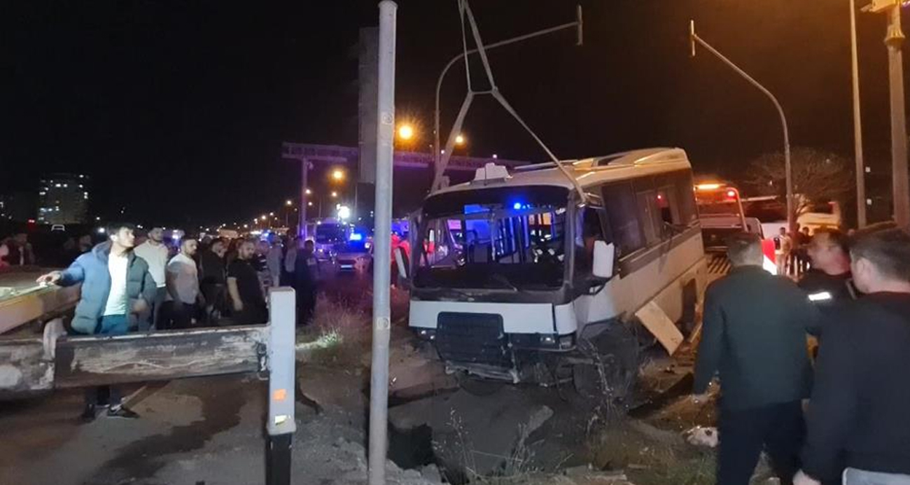 Kırıkkale’de feci kaza... Yolcu minibüsü ile otomobil çarpıştı: 22 yaralı