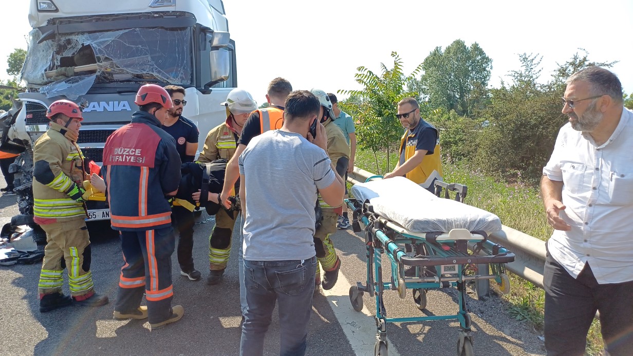 Otoyolda tanker ile tır çarpıştı: 2’si çocuk 5 kişi yaralı