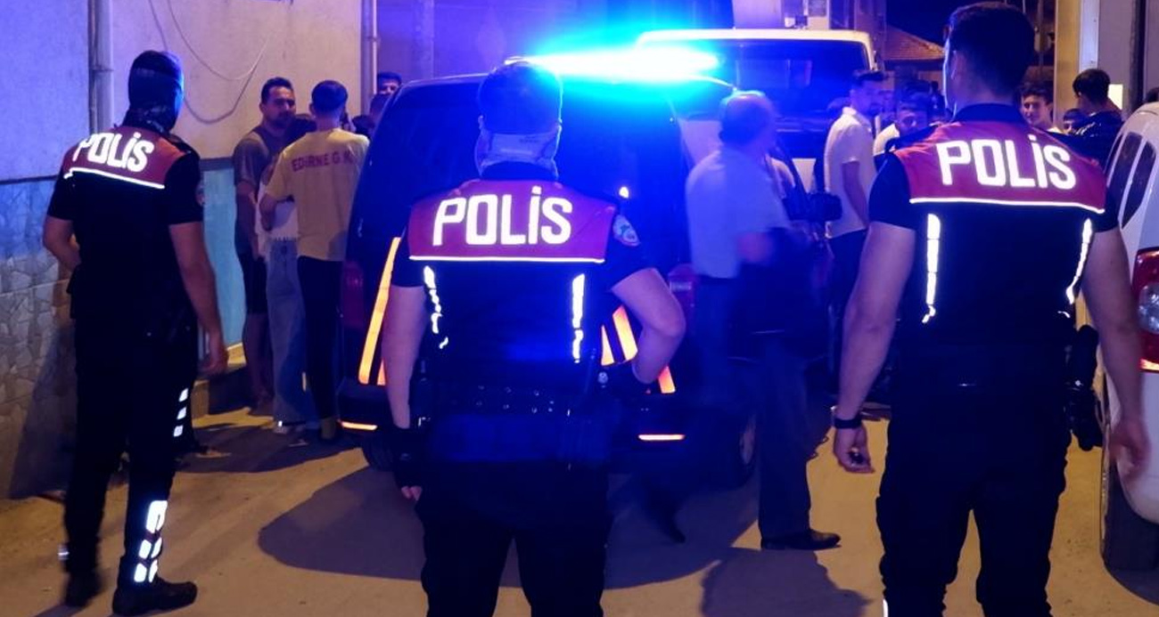 Evini ateşe verdi, mahalleli sokağa döküldü