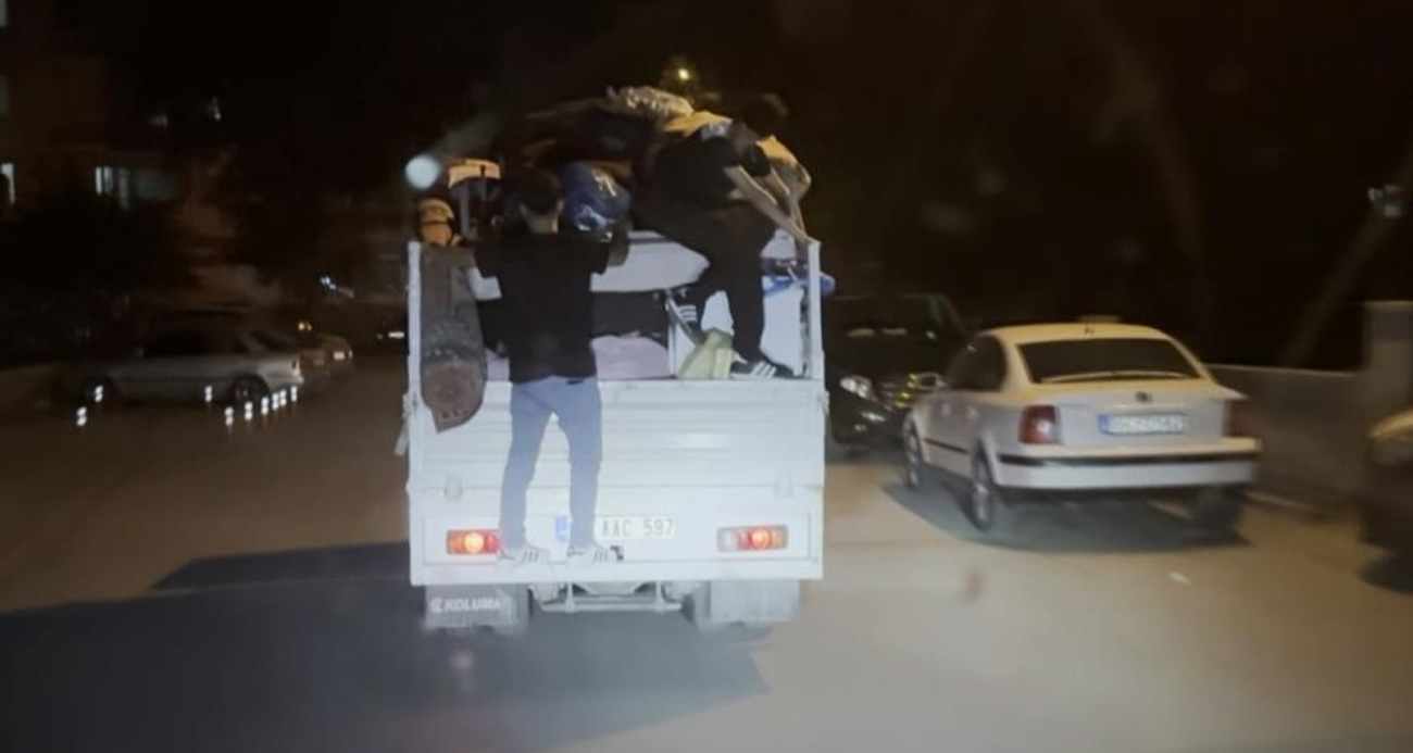 Eşya yüklü kamyonetin kasasında tehlikeli yolculuk kamerada