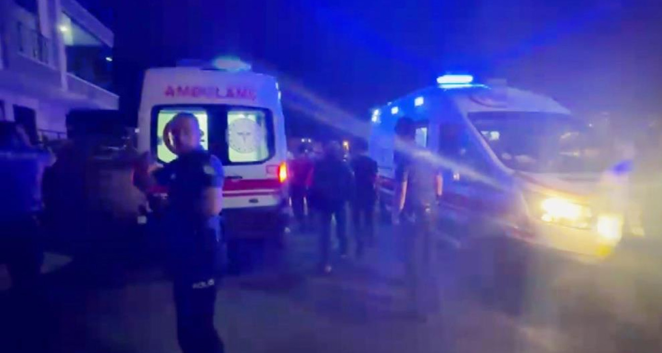 Geri geri kaçan aracı durdurmak isteyen 2 kişi araç altında kalarak yaralandı