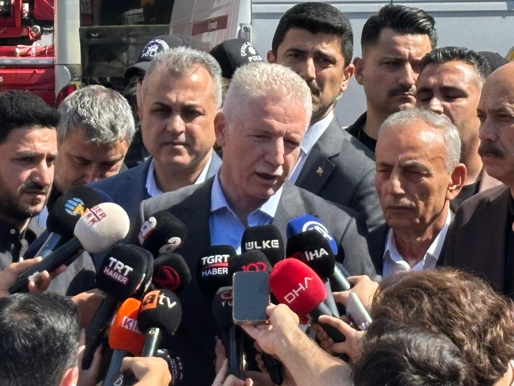 İstanbul Küçükçekmece'de bir bina çöktü!