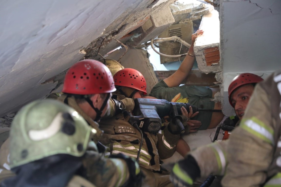 İstanbul Valisi Gül: “7 kişi yaralı olarak çıkarıldı, 2 kişinin daha göçük altında olduğu söyleniyor”