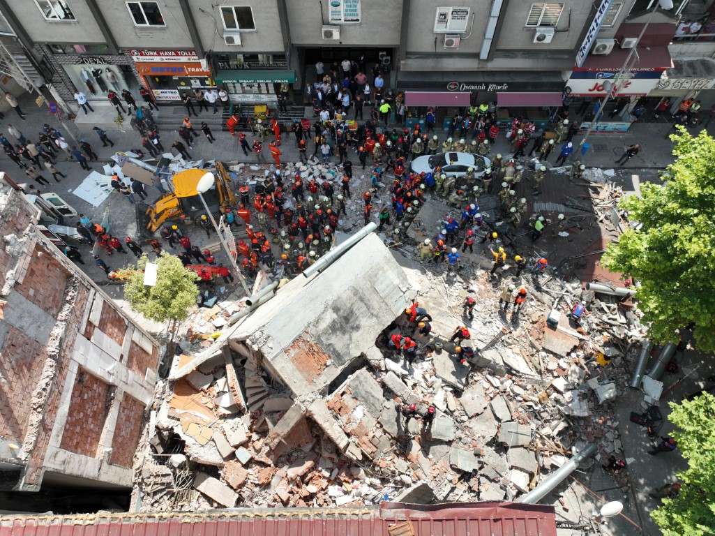 İstanbul Küçükçekmece'de bir bina çöktü!
