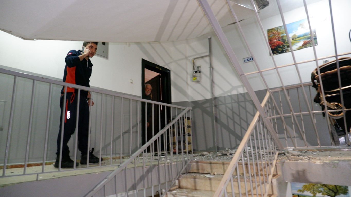 Erzurum’da apartmanın çöken merdiveni korkuttu
