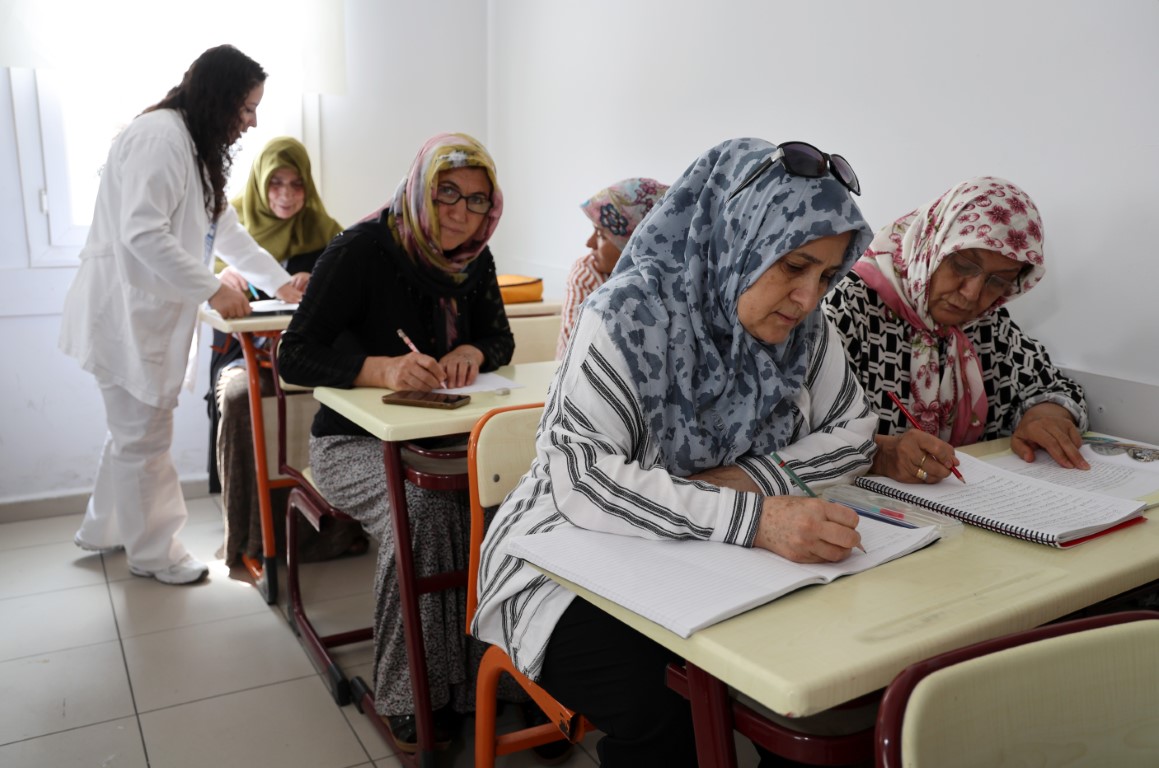 Yaşlı teyzelerin okuma yazma azmi