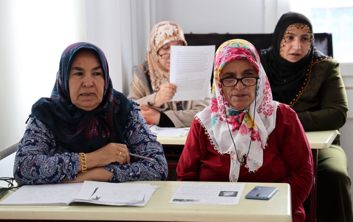 Yaşlı teyzelerin okuma yazma azmi