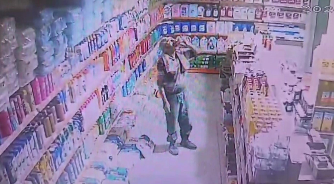 Duvarı delip markete girdi, yakalanınca