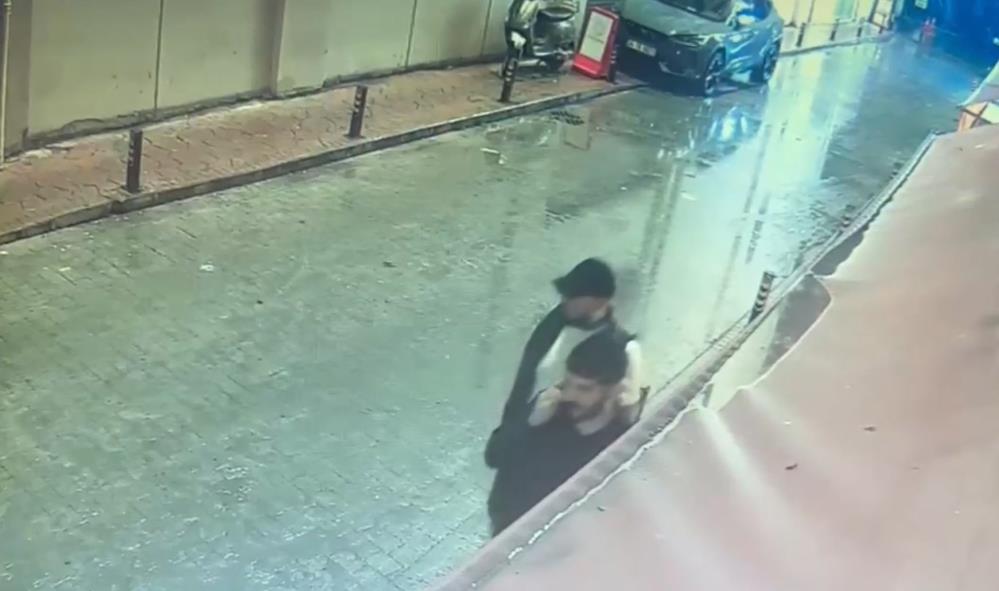 Karaköy’de mekana “Cudi” kurşunu kamerada: Polis saldırganları manzara pozlu fotoğraftan yakaladı