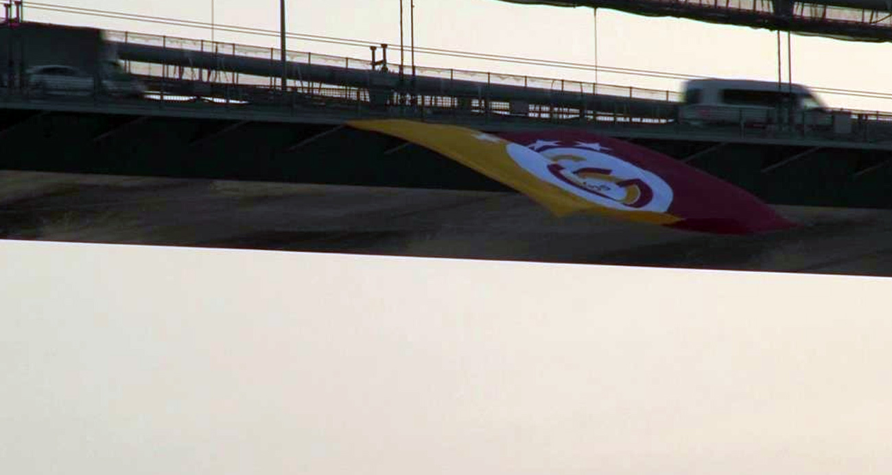 Şampiyon Galatasaray’ın bayrağı İstanbul Boğazı’nda dalgalandı