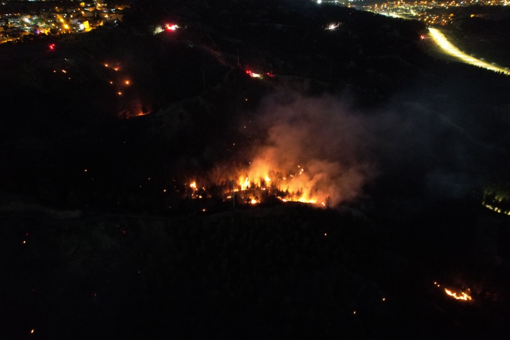 Yerleşim alanlarını tehdit eden orman yangın kısmen kontrol altına alındı
