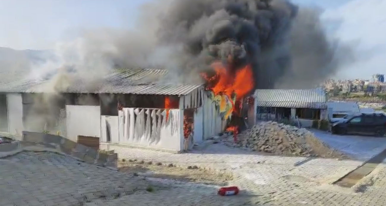 Hatay’da korkutan yangın: Prefabrik evler alevlere teslim oldu