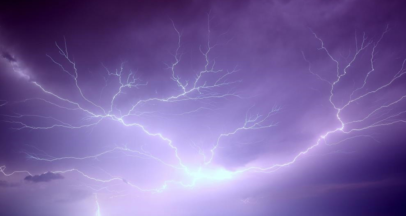 Erzincan’da art arda çakan şimşekler araç kamerasına yansıdı