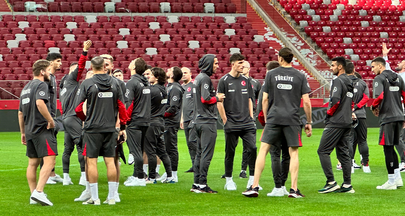 A Milli Futbol Takımı statta yürüyüş yaptı