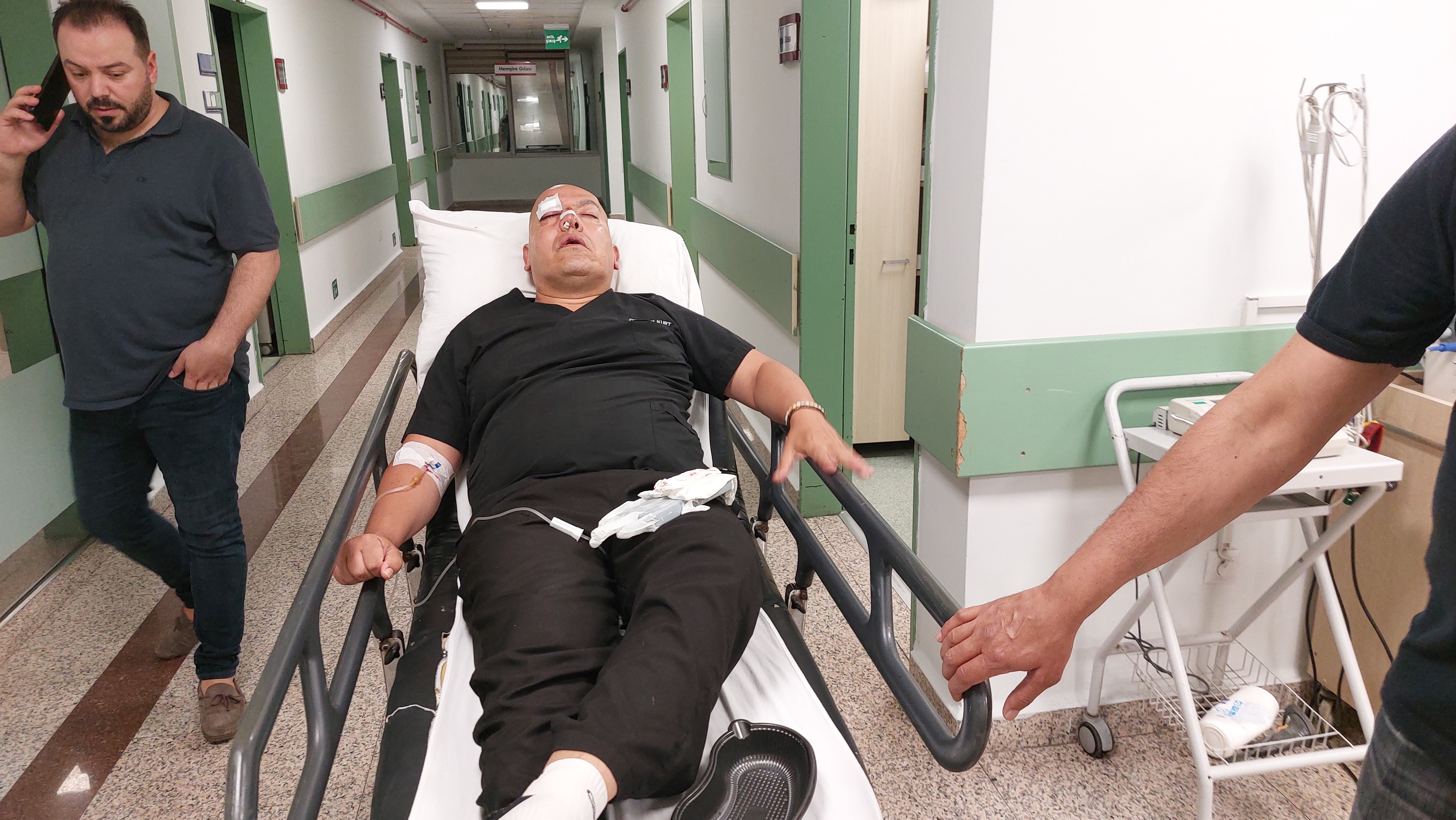 Hasta yakını, yumrukladığı doktorun burnunu kırdı